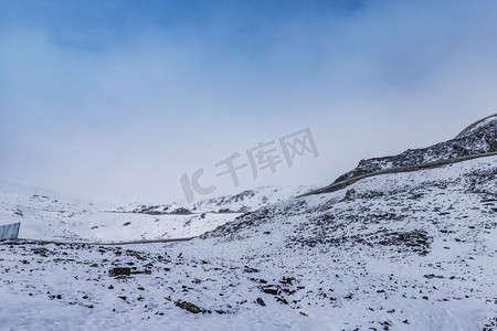 巴郎山日出蓝天早上雪山路上拍摄摄影图配图