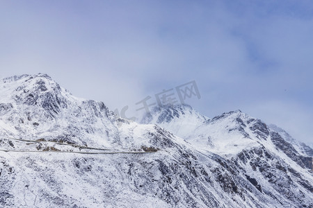 巴郎山摄影照片_川西阿坝州雪山早上雪山路上拍摄摄影图配图