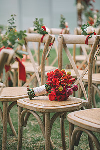婚礼花艺白天放在椅子上的手捧花户外草坪无摄影图配图