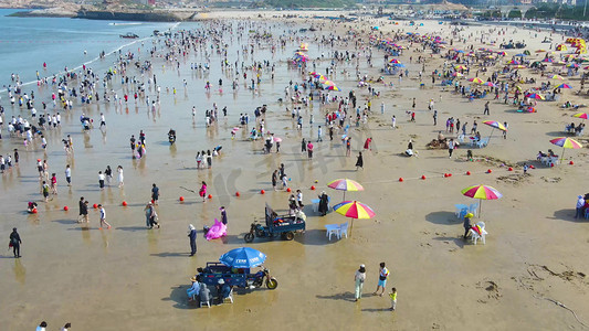 航拍夏天海滨沙滩游客海浪浪花