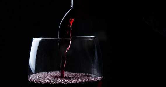 法国红葡萄酒庄园摄影照片_红酒摇晃红酒倒酒红酒杯高脚杯红葡萄酒广告宣传片酒