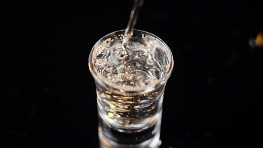 倒酒入杯白酒酒水气泡广告宣传黑底白酒照片