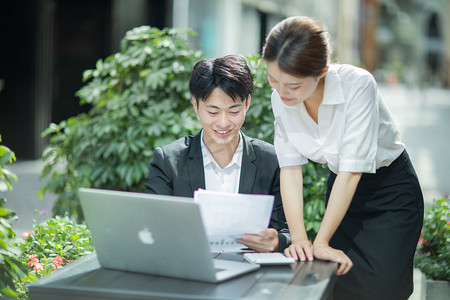全国最美中职生摄影照片_商务办公白天工作中的男女同事户外讨论工作