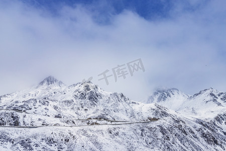 巴郎山附近雪山早上大山山上拍摄摄影图配图