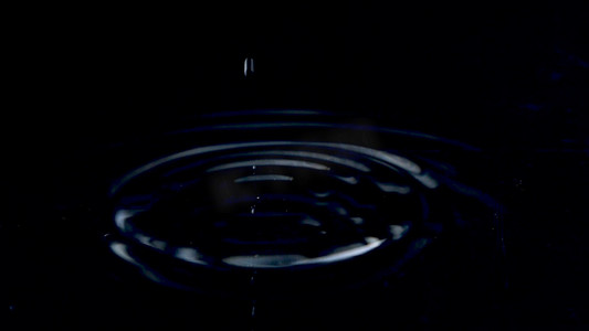 水波纹水花水滴水珠滴入水面水酒广告素材