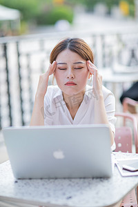 考核评分摄影照片_商务白天疲惫女职员户外按摩太阳穴摄影图配图