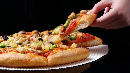 彩色渐变拉丝线摄影照片_披萨拉丝芝士披萨美食实拍披萨块