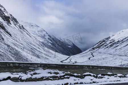 巴郎山摄影照片_巴郎山公路早上雪山路上拍摄摄影图配图