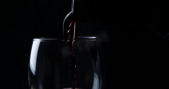 红酒摇晃红酒倒酒红酒杯高脚杯红葡萄酒广告