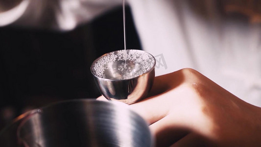 酒吧调酒师鸡尾酒调酒动作实拍 量酒