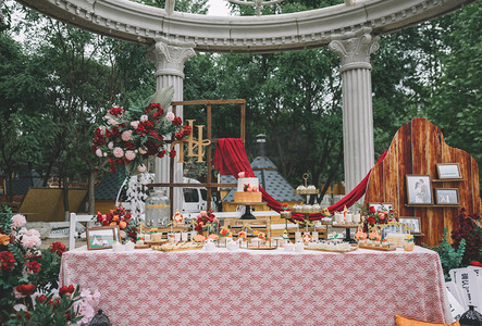 婚礼策划摄影照片_婚礼白天森系婚礼甜品台户外无摄影图配图