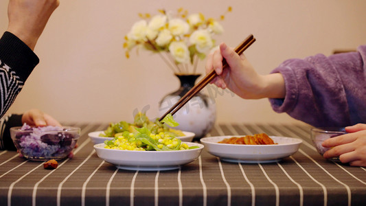 情侣摄影照片_温馨日常情侣吃饭家常菜米饭实拍