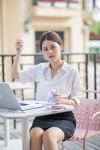 Kpi摄影照片_商务白天生气的女职员户外举起纸团摄影图配图