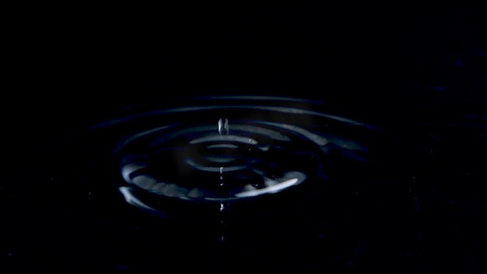 水波纹水花水滴水珠滴入水面水酒广告素材