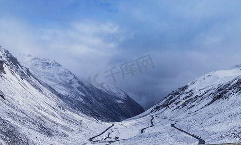 巴郎山摄影照片_川西阿坝雪山公路早上雪山路上拍摄摄影图配图