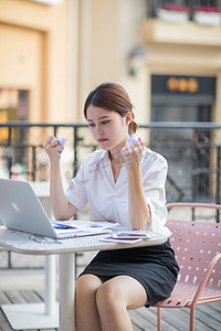 商务白天穿着白衬衫的女职员户外揉纸团摄影图配图