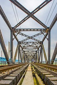 重庆轨道摄影照片_城市中午重庆铁路桥铁路上在拍摄摄影图配图