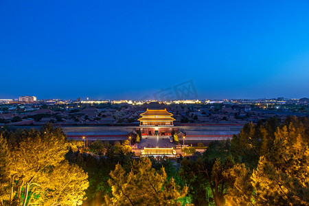 北京夜景故宫紫禁城游客摄影图配图