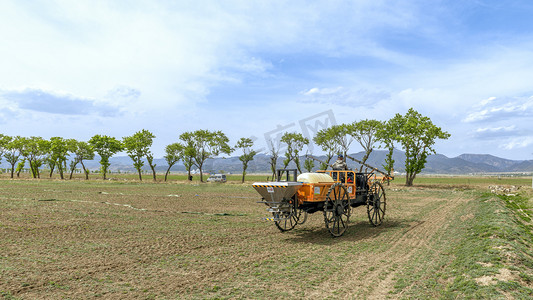 草原种植上午喷水车春季素材摄影图配图