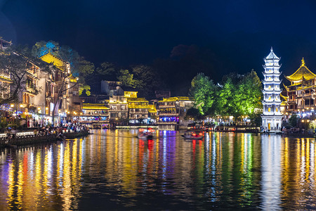 城市夜晚凤凰古城夜景风光景区无人机摄影图配图