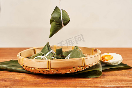 生粽子包粽子端午端午节传统粽子摄影图配图