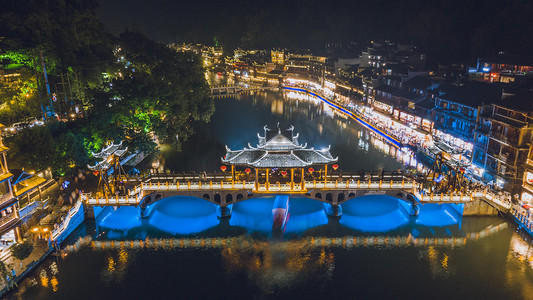 城市夜晚凤凰古城风光景区无人机摄影图配图