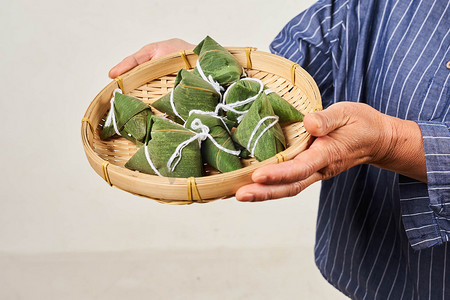 端午粽端午节美食端午手捧粽子摄影图配图