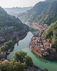 凤凰单纵摄影照片_城市早晨凤凰古城风光景区无人机摄影图配图