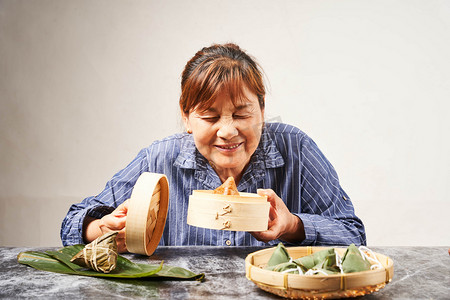 端午节过端午吃粽子传统美味吃粽子摄影图配图