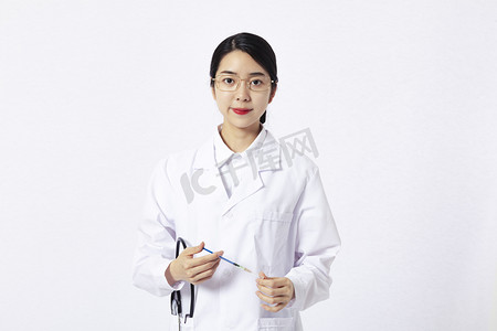 中国医师节摄影照片_医生医院女性办公室看病摄影图配图