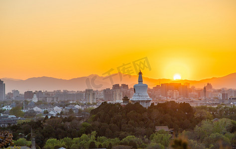 亭摄影照片_北京夕阳景山公园万春亭旅行摄影图配图