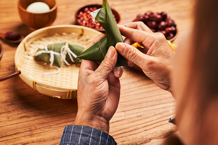 端午摄影照片_端午端午节粽子包粽子传统包粽子摄影图配图