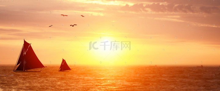 简约夕阳下帆船航行背景