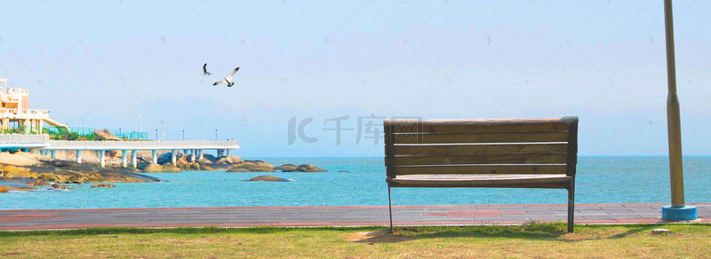 清凉夏日海边背景背景图片_文艺夏日海边长椅蓝天大海背景