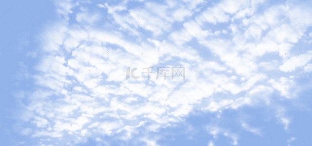 云层上方背景图片_地面仰望的天空白云