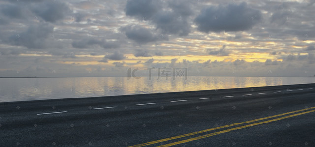 马路海报背景背景图片_C4D汽车促销海边大气天空场景海报背景