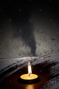 灾难背景图片_简约自然灾害龙卷风地震蜡烛祈祷背景