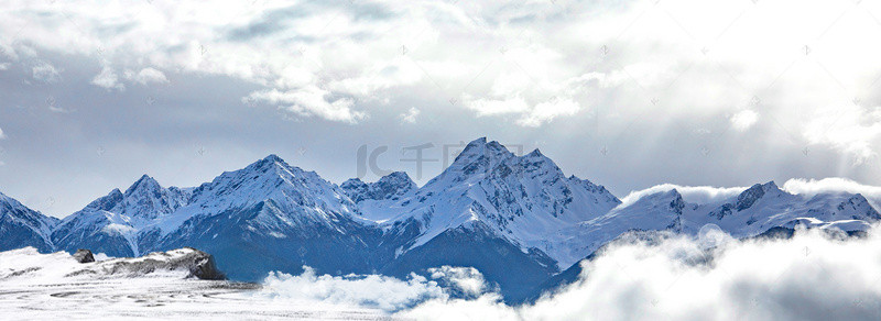 创意山脉背景图片_大气雪山创意合成海报