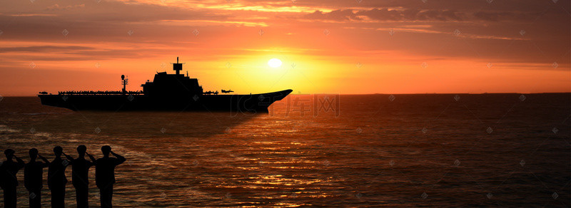 夕阳下海边对着军舰敬礼的军人