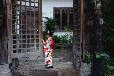 侧面和服少女下午儿童室外全身摄影图配图