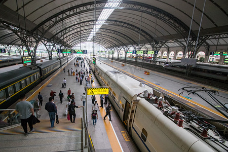 车科技摄影照片_站台下午列车火车站运行摄影图配图