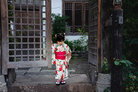 日系摄影照片_侧面和服少女下午儿童室外全身站摄影图配图