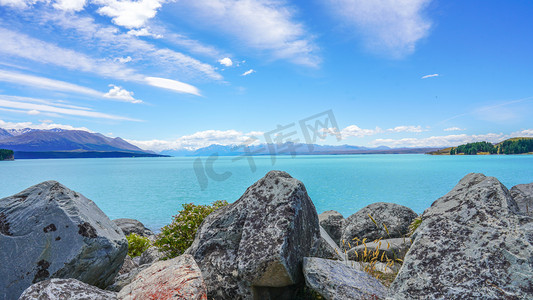 石头湖边正午湖风景户外全景摄影图配图