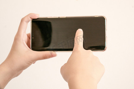 手势白天手机白色背景拿着摄影图配图