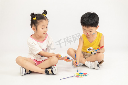 六一儿童节北京摄影照片_儿童节室内儿童室内涂鸦摄影图配图