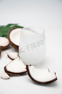 五彩椰果摄影照片_椰子椰汁早上椰果饮品室内食品摄影图配图