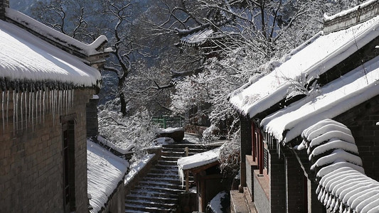 雪中的千山龙泉寺寺庙