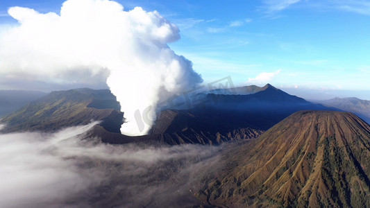 火山活动冒烟高清航拍