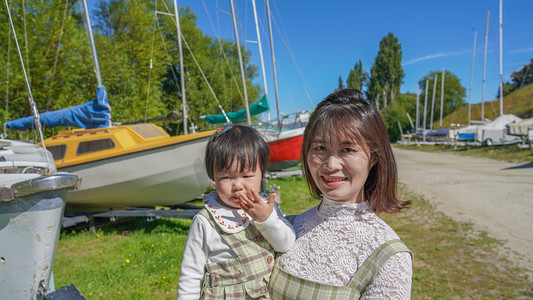 瓦纳卡母女下午母女国外旅游抱着半身摄影图配图