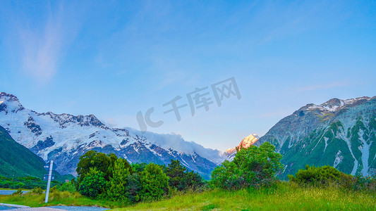 雪山傍晚夕阳雪山旅游风景画摄影图配图